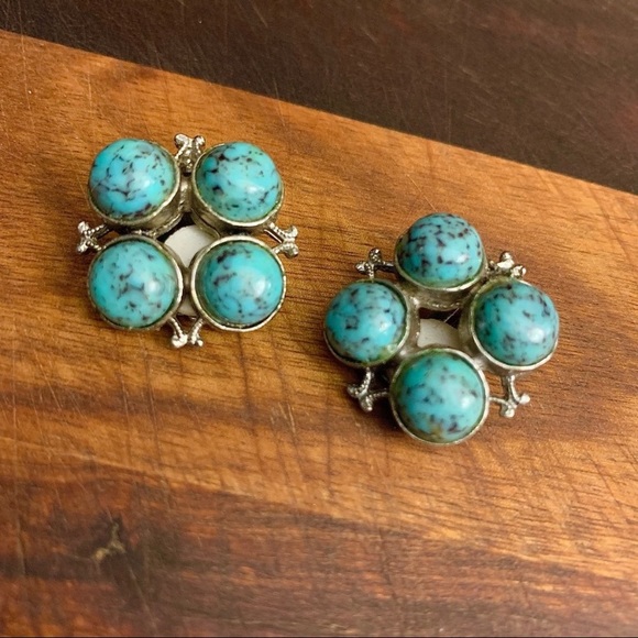 Vintage 1970s Simulated Turquoise In Pewter Clip on Earrings - Picture 3 of 7